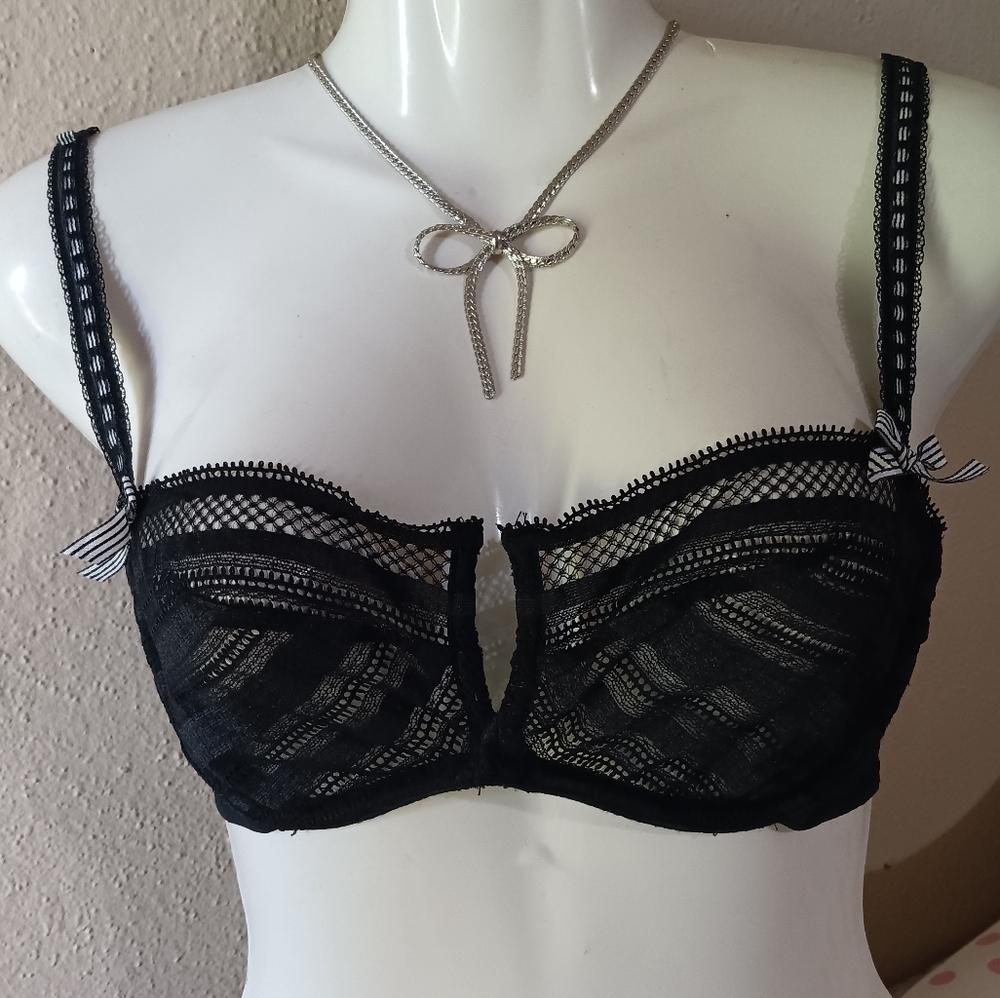 Victoria's Secret Black Lace Bra with Intricate Detailing